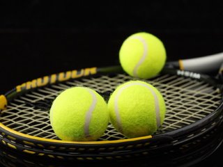 Обои макро, спорт, теннис, ракетка, мячи, macro, sport, tennis, racket, balls разрешение 1920x1280 Загрузить