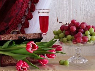 Обои виноград, тюльпаны, вино, grapes, tulips, wine разрешение 1920x1200 Загрузить