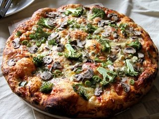Обои грибы, пицца, брокколи, итальянская кухня, лепешка, mushrooms, pizza, broccoli, italian cuisine, pellet разрешение 1920x1200 Загрузить