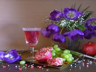 Обои цветы, фиолетовые, виноград, натюрморт, бокал, гранаты, букет, тюльпаны, вино, ваза, нож, flowers, purple, grapes, still life, glass, grenades, bouquet, tulips, wine, vase, knife разрешение 1920x1200 Загрузить