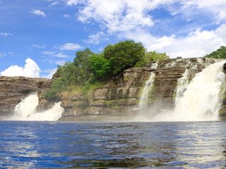 Обои деревья, река, скалы, пейзаж, водопад, венесуэла, канайма, trees, river, rocks, landscape, waterfall, venezuela, canaima разрешение 2560x1600 Загрузить