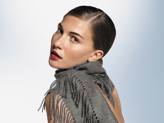 Обои девушка, портрет, взгляд, модель, волосы, лицо, шарф, girl, portrait, look, model, hair, face, scarf разрешение 2560x1600 Загрузить