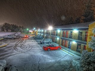 Обои огни, вечер, снег, дом, машины, мотель, lights, the evening, snow, house, machine, motel разрешение 2560x1440 Загрузить