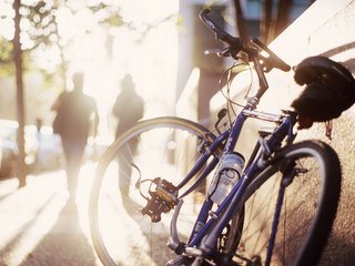 Обои солнце, улица, велосипед, тратуар, the sun, street, bike, the sidewalk разрешение 1920x1200 Загрузить