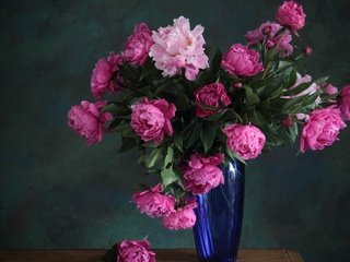 Обои цветы, букет, розовые, ваза, синяя, стеклянная ваза, пион, пионы, flowers, bouquet, pink, vase, blue, glass vase, peony, peonies разрешение 1920x1080 Загрузить