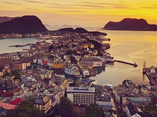 Обои горы, закат, вид, город, дома, океан, норвегия, mountains, sunset, view, the city, home, the ocean, norway разрешение 1920x1080 Загрузить