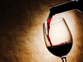 Обои бокал, вино, бутылка, красное, glass, wine, bottle, red разрешение 2880x1800 Загрузить