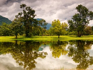 Обои облака, деревья, озеро, горы, отражение, лаос, clouds, trees, lake, mountains, reflection, laos разрешение 2560x1600 Загрузить