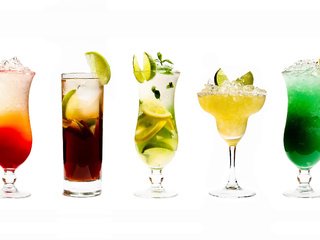 Обои лимон, белый фон, напитки, коктейли, бокалы, ананас, лед лайм, lemon, white background, drinks, cocktails, glasses, pineapple, ice lime разрешение 2560x1600 Загрузить