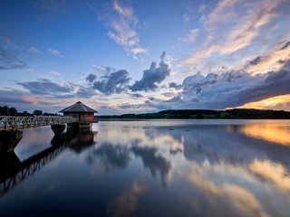 Обои небо, великобритания, облака, англия, вода, гладь, вечер, река, мостик, закат, тучи, отражение, reflection, the sky, uk, clouds, england, water, surface, the evening, river, the bridge, sunset разрешение 2048x1361 Загрузить