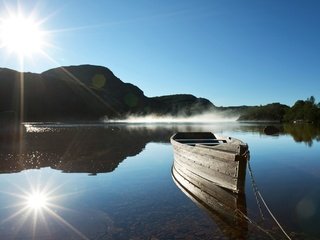 Обои озеро, солнце, природа, лучи, лодка, блеск, lake, the sun, nature, rays, boat, shine разрешение 2560x1600 Загрузить