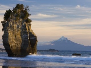 Обои море, скала, новая зеландия, гора таранаки, sea, rock, new zealand, mt taranaki разрешение 2560x1440 Загрузить