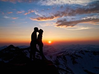 Обои горы, ona, закат, романтика, пара, поцелуй, на, nebo, gory, poceluj, lyubov, mountains, sunset, romance, pair, kiss, on разрешение 2560x1700 Загрузить