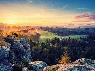 Обои небо, деревья, скалы, солнце, лес, туман, осень, долина, the sky, trees, rocks, the sun, forest, fog, autumn, valley разрешение 1920x1280 Загрузить