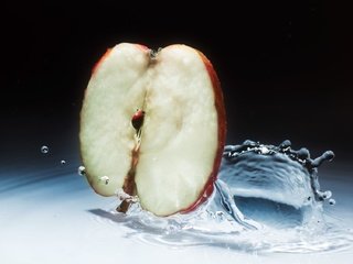 Обои вода, капли, фрукты, брызги, яблоко, половинка, water, drops, fruit, squirt, apple, half разрешение 2000x1125 Загрузить