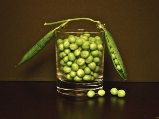 Обои стакан, горох, горошины, стручок, бобовые, glass, peas, pod, legumes разрешение 2048x1365 Загрузить