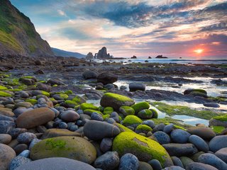 Обои небо, вода, солнце, камни, берег, закат, мох, камни.закат, the sky, water, the sun, stones, shore, sunset, moss, stones.sunset разрешение 2048x1396 Загрузить