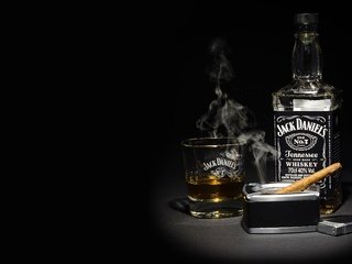 Обои дым, бутылка, алкоголь, сигара, виски, джек дэниэлс, джек дениелс, smoke, bottle, alcohol, cigar, whiskey, jack daniels разрешение 2880x1800 Загрузить