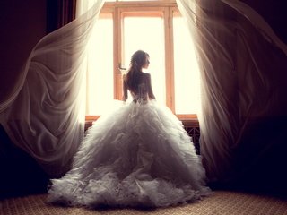 Обои девушка, платье, поза, смотрит, волосы, окно, белое, мечтает, girl, dress, pose, looks, hair, window, white, dreams разрешение 2048x1239 Загрузить