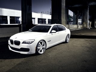 Обои ночь, белый, белая, бмв, 7 серия, 750li, f02, бетонные опоры, night, white, bmw, 7 series, concrete pillars разрешение 1920x1080 Загрузить