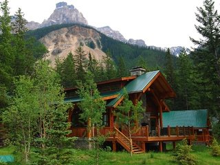 Обои cathedral mountain lodge разрешение 2560x1440 Загрузить