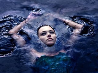 Обои вода, девушка, взгляд, лицо, руки, поверхность, шатенка, water, girl, look, face, hands, surface, brown hair разрешение 1920x1200 Загрузить