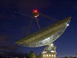 Обои ночь, деревья, космос, звезды, антенна, parkes shuttle, радиотелескоп, night, trees, space, stars, antenna, radio telescope разрешение 1920x1080 Загрузить