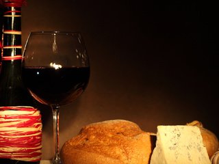 Обои бокал, лук, сыр, хлеб, вино, бутылка, красное, чеснок, glass, bow, cheese, bread, wine, bottle, red, garlic разрешение 1920x1080 Загрузить