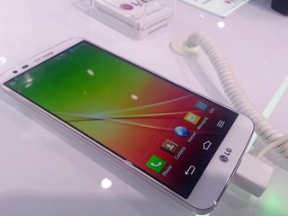 Обои мобильный телефон lg g2, mobile phone lg g2 разрешение 2560x1600 Загрузить