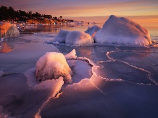 Обои деревья, трещины, вода, глыбы, камни, берег, мороз, горизонт, склон, лёд, trees, cracked, water, blocks, stones, shore, frost, horizon, slope, ice разрешение 1920x1200 Загрузить