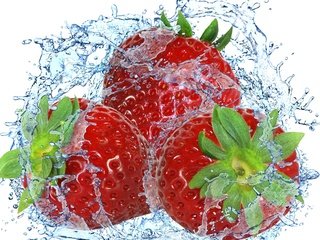 Обои вода, капли, клубника, брызги, ягоды, всплеск, парное, water, drops, strawberry, squirt, berries, splash, fresh разрешение 2880x1800 Загрузить