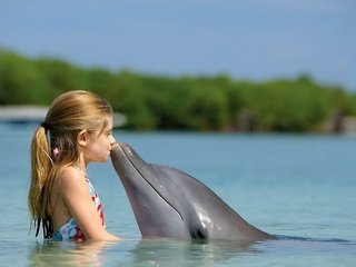 Обои девочка, дружба, дельфин, girl, friendship, dolphin разрешение 2560x1600 Загрузить