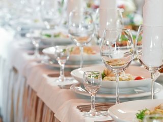 Обои стол, стекло, тарелки, бокалы, сервировка, салфетки, table, glass, plates, glasses, serving, swipe разрешение 2880x1800 Загрузить