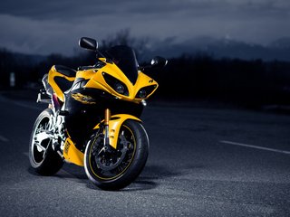 Обои черный, жёлтая, блака, ноч, супербайк, r1, ямаха, автодорога, black, yellow, night, superbike, yamaha, road разрешение 1920x1200 Загрузить