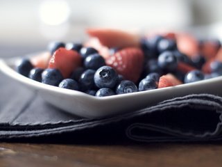 Обои клубника, ягоды, черника, салфетка, тарелка, strawberry, berries, blueberries, napkin, plate разрешение 2048x1371 Загрузить