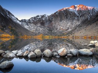 Обои озеро, горы, природа, камни, отражение, пейзаж, снежные вершины, lake, mountains, nature, stones, reflection, landscape, snowy peaks разрешение 1920x1200 Загрузить