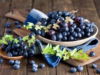 Обои виноград, доска, черника, натюрморт, grapes, board, blueberries, still life разрешение 2000x1331 Загрузить