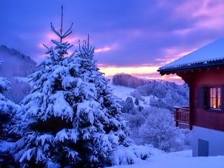 Обои деревья, холмы, снег, зима, рассвет, дом, trees, hills, snow, winter, dawn, house разрешение 1920x1275 Загрузить