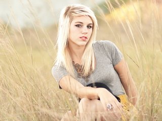 Обои природа, поле, взгляд, пирсинг, девушка блондинка, nature, field, look, piercing, blonde girl разрешение 2560x1600 Загрузить