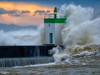 Обои море, маяк, волна, причал, морская пена, sea, lighthouse, wave, pier, sea foam разрешение 3674x2460 Загрузить