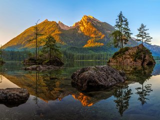 Обои деревья, бавария, озеро, берхтесгаденские альпы, горы, hintersee and hochkalter, скалы, камни, лес, германия, островки, trees, bayern, lake, berchtesgaden alps, mountains, rocks, stones, forest, germany, islands разрешение 2048x1295 Загрузить