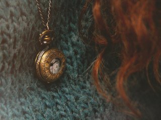 Обои часы, волосы, кулон, свитер, watch, hair, pendant, sweater разрешение 4272x2848 Загрузить