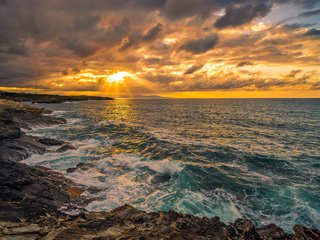 Обои небо, свет, облака, скалы, волны, лучи, море, испания, the sky, light, clouds, rocks, wave, rays, sea, spain разрешение 2048x1367 Загрузить