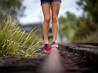 Обои железная дорога, девушка, кеды, ноги, railroad, girl, sneakers, feet разрешение 2000x1333 Загрузить