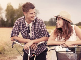 Обои девушка, улыбка, парень, пара, двое, велосипеды, влюбленные, girl, smile, guy, pair, two, bikes, lovers разрешение 1920x1200 Загрузить