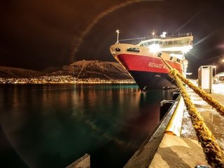 Обои ночь, корабль, город, пристань, night, ship, the city, marina разрешение 1920x1280 Загрузить