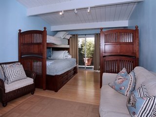 Обои интерьер, дизайн, подушки, кровать, спальня, interior, design, pillow, bed, bedroom разрешение 5616x3744 Загрузить