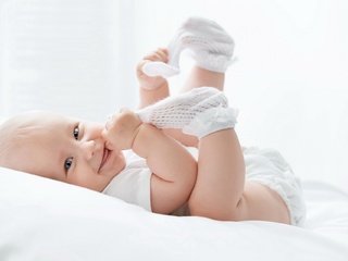 Обои улыбка, взгляд, ребенок, одежда, малыш, носки, smile, look, child, clothing, baby, socks разрешение 1920x1280 Загрузить