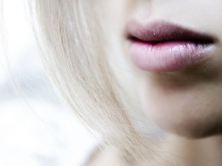 Обои девушка, блондинка, губы, лицо, girl, blonde, lips, face разрешение 2560x1440 Загрузить
