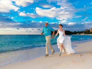 Обои море, пляж, радость, жених, невеста, молодожены, sea, beach, joy, the groom, the bride, the couple разрешение 2355x1472 Загрузить